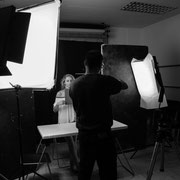 Fotografia di backstage di Claudio Gioffrè del set di Alessandro Tintori con Alice Viganò