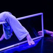 Fotografia a colori di danza contemporanea a teatro | Alessandro Galati per Alessandro Tintori
