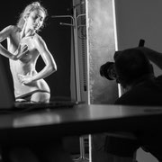 Fotografia di backstage di Claudio Gioffrè del set di Alessandro Tintori con Alice Viganò