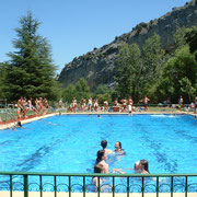 Niños en las piscinas de Sobrón