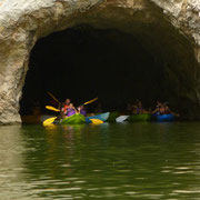 Familias haciendo kayak en el embalse de Sobrón