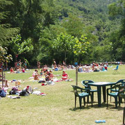 Zona de picnic en el Centro de Aventura de Sobrón