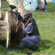 Grupo de despedida de soltera haciendo paintball en Sobrón