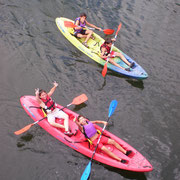 Niños en kayak en el Centro de Aventura de Sobrón