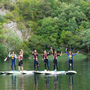 Grupo de amigos haciendo Stand Up Paddle (SUP) en el Centro de Aventura de Sobrón