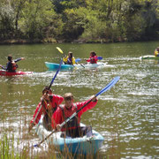 Colonias haciendo kayak en el Centro de Aventura de Sobrón