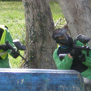 Grupo de despedida de soltero haciendo paintball en Sobrón