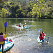 Colegio haciendo kayak en el Centro de Aventura de Sobrón