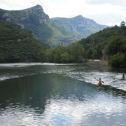 Piragüas en el embalse de Sobrón