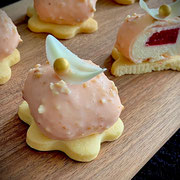 Yuzumousse Törchen mit Himbeerkern und Magnummantel