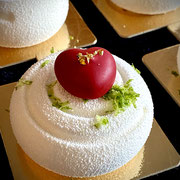 Limetten-Käsemousse-Törtchen mit Himbeercreme-/fruchtkern und flüssigem Himbeerherz
