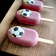 Erdbeermousse am Stiel mit Mangokern