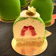 Pistazzienmousse-Törtchen mit Himbeere