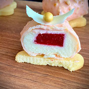 Yuzumousse Törchen mit Himbeerkern und Magnummantel