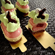 Rhabarbermousse-Törtchen mit Himbeerkern dekoriert mit Schoggihäsli und Eili