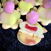 Pistazienmousse mit Himbeerkern, Kugel mit flüssigem Himbeerkern