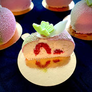 Pistazzienmousse-Herz-Törtchen mit Himbeeren