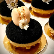 Vanille-/Rhabarbermousse Törtchen mit Vanillemacaron