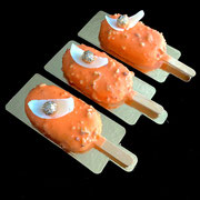 Mangomousse am Stiel mit Mangokern und Magnummantel