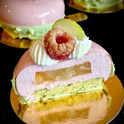 Himbeermousse Törtchen mit Birnenfruchtkern auf Kürbiskernbiskuit