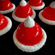 Weihnachtsmützen mit Himbeermousse