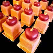 Cube aus Passionsfruchtmousse mit Himbeerkern