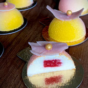 Yuzumousse mit Himbeerkern