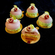 Himbeermousse Törtchen mit Birnenfruchtkern auf Kürbiskernbiskuit
