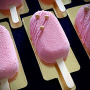 Erdbeermousse-Törtchen am Stiel im Schoggimantel