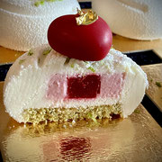 Limetten-Käsemousse-Törtchen mit Himbeercreme-/fruchtkern und flüssigem Himbeerherz