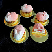 Schneehäsli aus Marronimousse mit Himbeerkern
