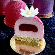 Himbeermousse-Törtchen mit Himbeerkern auf Kürbiskernbiskuit
