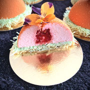 Himbeermousse-Törtchen mit Himbeere auf Kürbiskernbiskuit