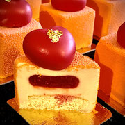 Cube aus Passionsfruchtmousse mit Himbeerkern