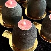 Erdbeermousse Törtchen mit Erdbeerkern