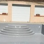 Escalier arrondi piscine PVC armé gris clair Aix en Provence