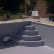 Escalier d'angle arrondi piscine PVC armé gris clair Aix en Provence