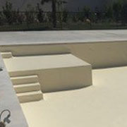Escalier d'angle arrondi piscine PVC armé gris clair Aix en Provence