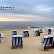 Sylter Strandkörbe bei Sonnenuntergang