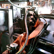Robot de poteyage en fonderie aluminium