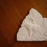 Ergänzt mit dem Matterhorn im Hintergrund wird das Relief in Plastilin modelliert und anschliessend in Gips gegossen.