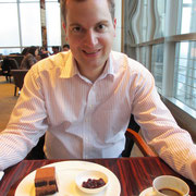 Marcel mit Kuchen und Kaffee