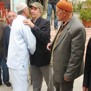 Kasabamız halkından buyıl Hacca gidecek olan Aynalıların OSMAN BAY ve eşi Kamile BAY için Aşağı Cami önünde uğurlama töreni yapıldı. 15.10.2010