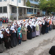 Kasabamız halkından buyıl Hacca gidecek olan Aynalıların OSMAN BAY ve eşi Kamile BAY için Aşağı Cami önünde uğurlama töreni yapıldı. 15.10.2010