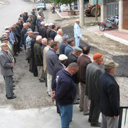 Kasabamız halkından buyıl Hacca gidecek olan Aynalıların OSMAN BAY ve eşi Kamile BAY için Aşağı Cami önünde uğurlama töreni yapıldı. 15.10.2010