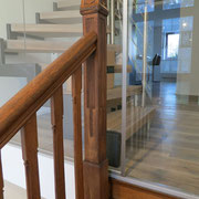 Ein gelungener Stilmix von klassischer Wangentreppe mit moderner Treppenanlage.