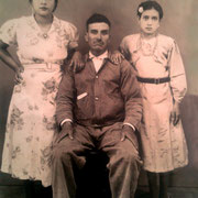 al centro el señor Amado Martinez Castañeda, de lado izquierdo su hija Sofia Martinez a los 21 años, de lado derecho su hija Luz Martinez Juarez a la edad de 12 años (doña Luz)  Año: 1940, RESTAURADA