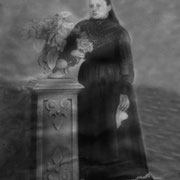 Señora Luz Juarez en su casa de Coatlinchan (mamá de doña Luz) Año:1927, RESTAURADA