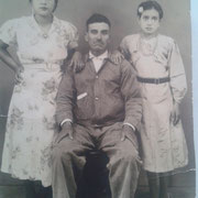 al centro el señor Amado Martinez Castañeda, de lado izquierdo su hija Sofia Martinez a los 21 años, de lado derecho su hija Luz Martinez Juarez a la edad de 12 años (doña Luz)  Año: 1940