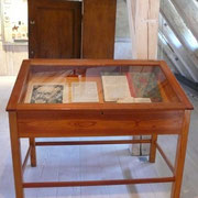 2. Stock, Vitrine zum Archivwesen von Ralf Jakob, 2010